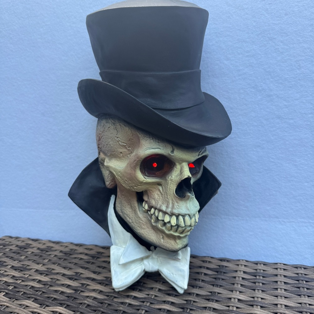 Vintage 1995 Paper Magic Skull Top Hat Flashing Red Eyes Halloween Wall Decor